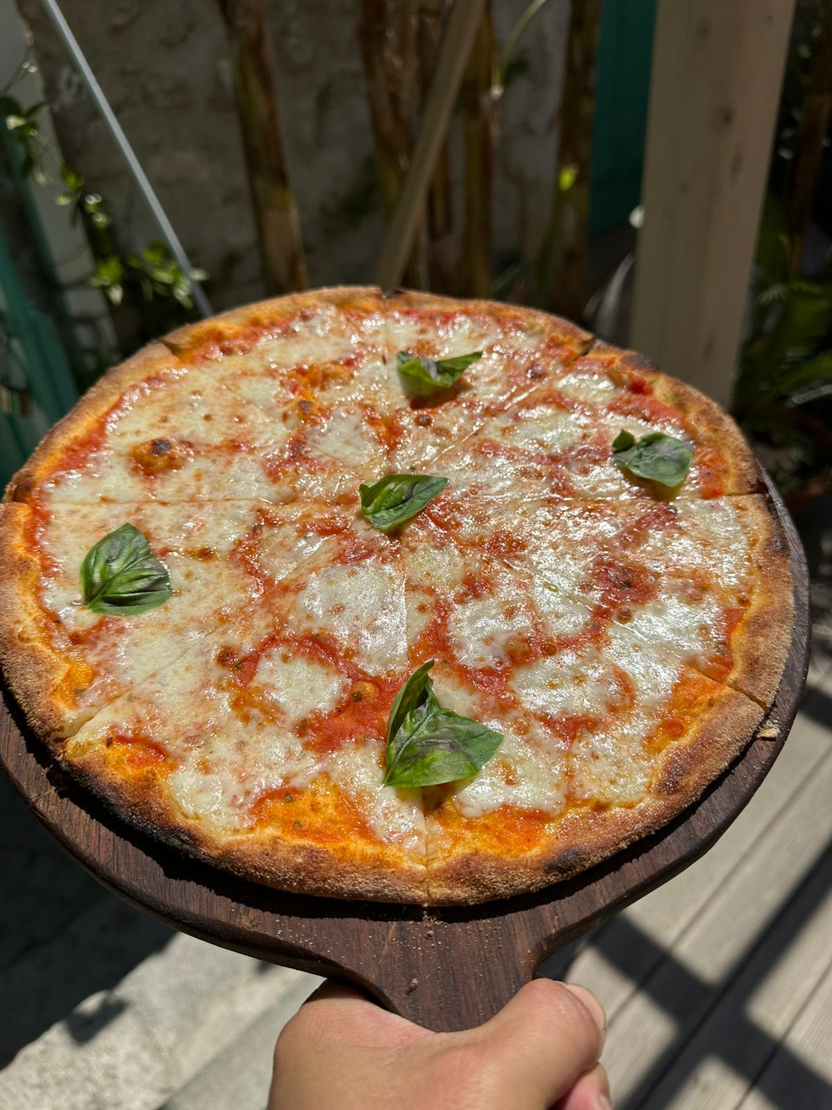Margherita pizza – whole