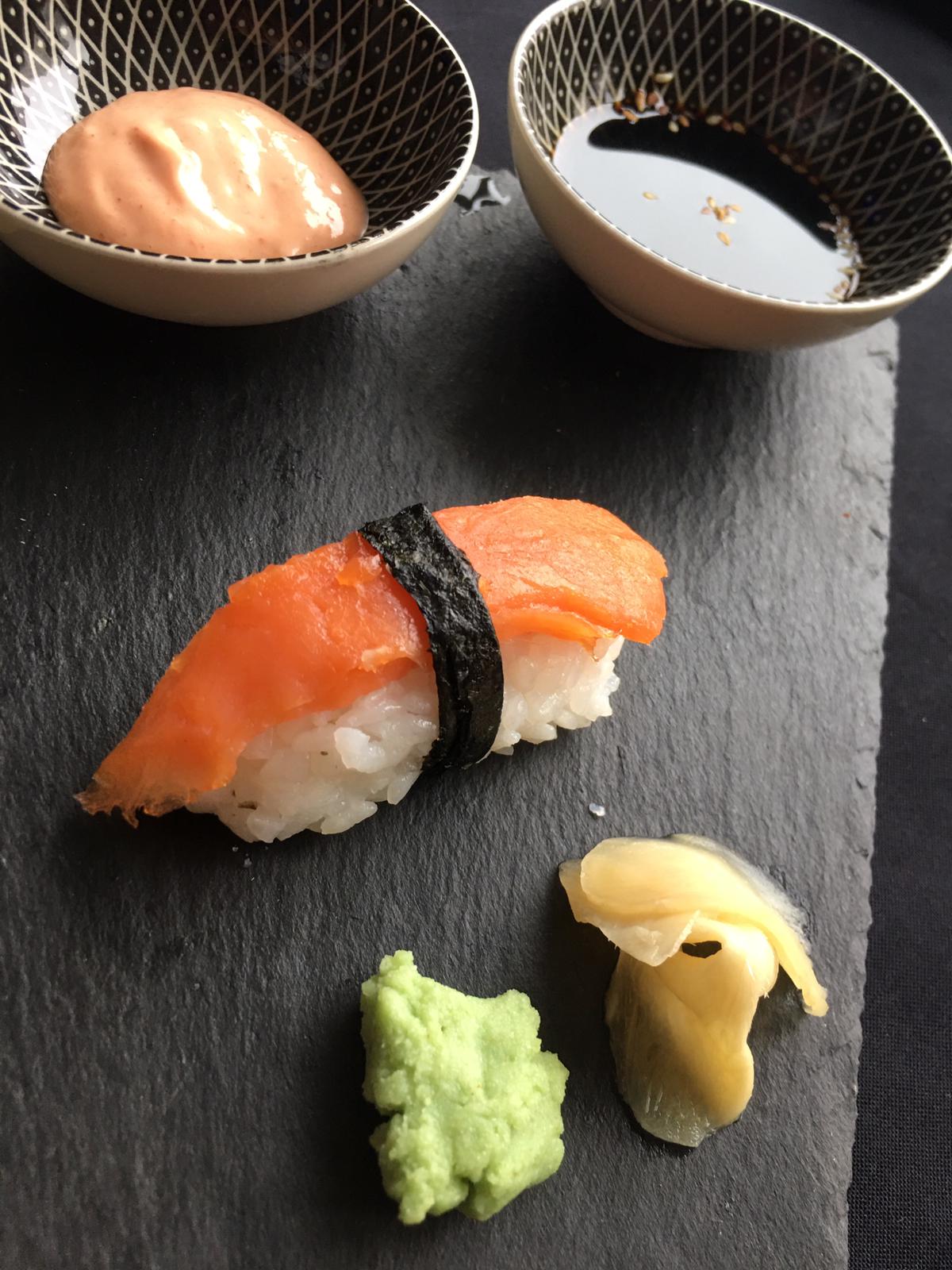 Salmon nigiri (1 piece)