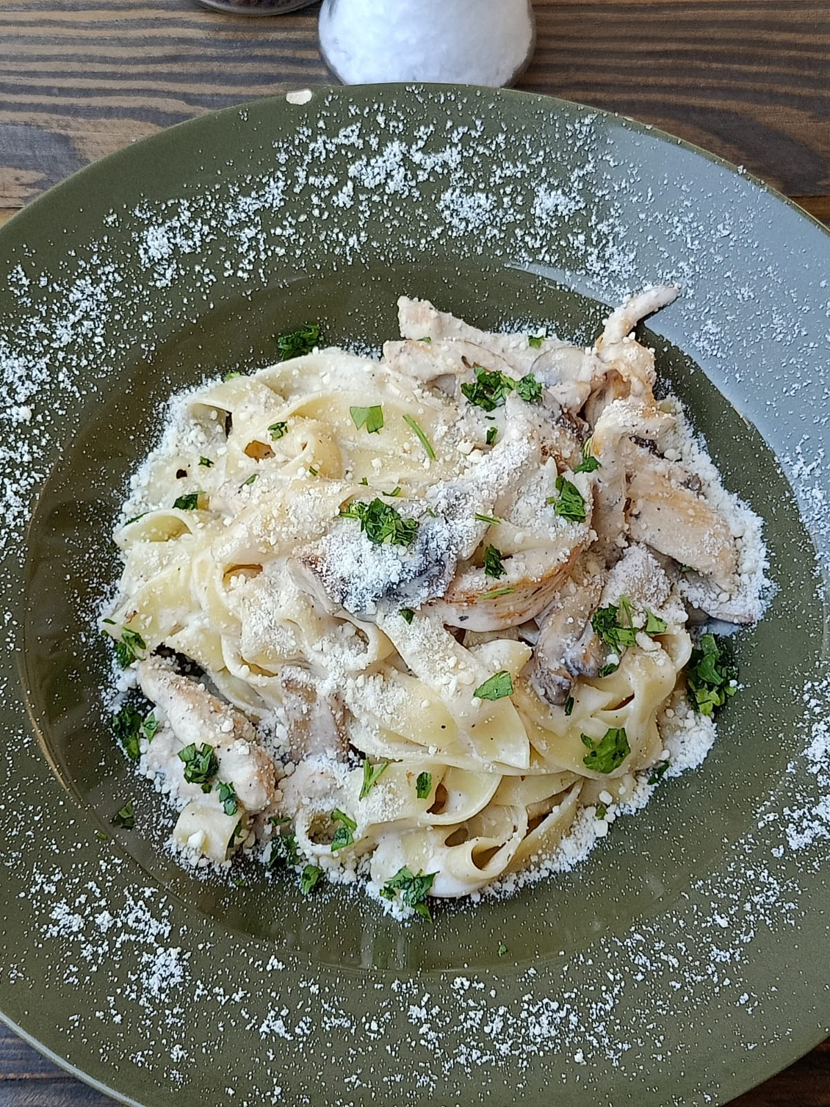 Fettuccine with chicken and mushrooms – full