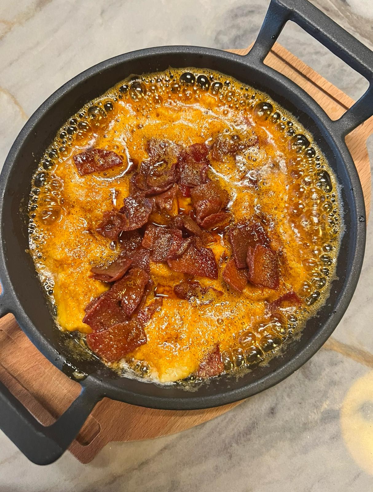 Hummus with pastırma