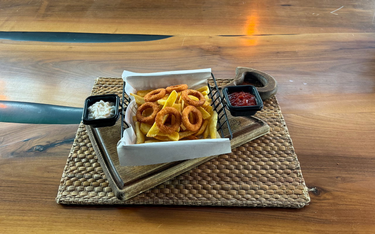 6 Onion Rings with French Fries
